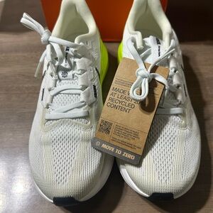 New Women’s Nike Air Zoom Structure 25 size 8.5